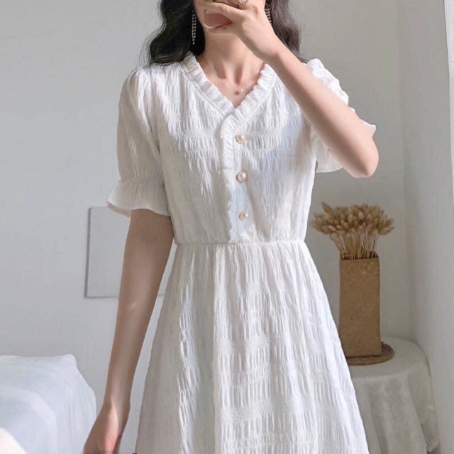 Váy trắng khuy ngực