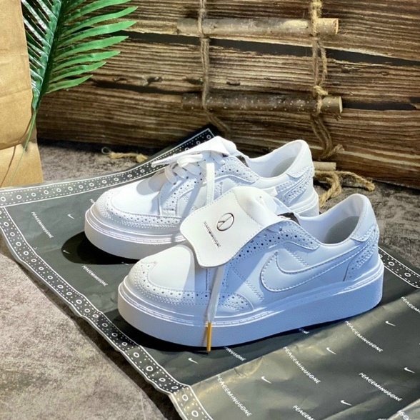 Giày thể thao đen trắng hot trend 2022 cực kì cá tính, lên chân cực đẹp.