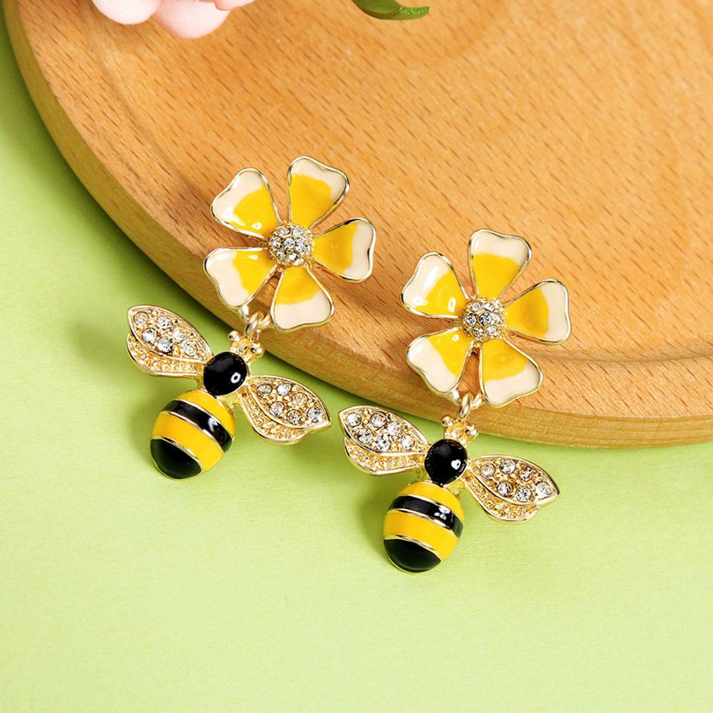 Khuyên tai hình chú ong vàng độc đáo