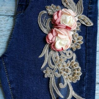 Quần jeans đính hoa nổi.