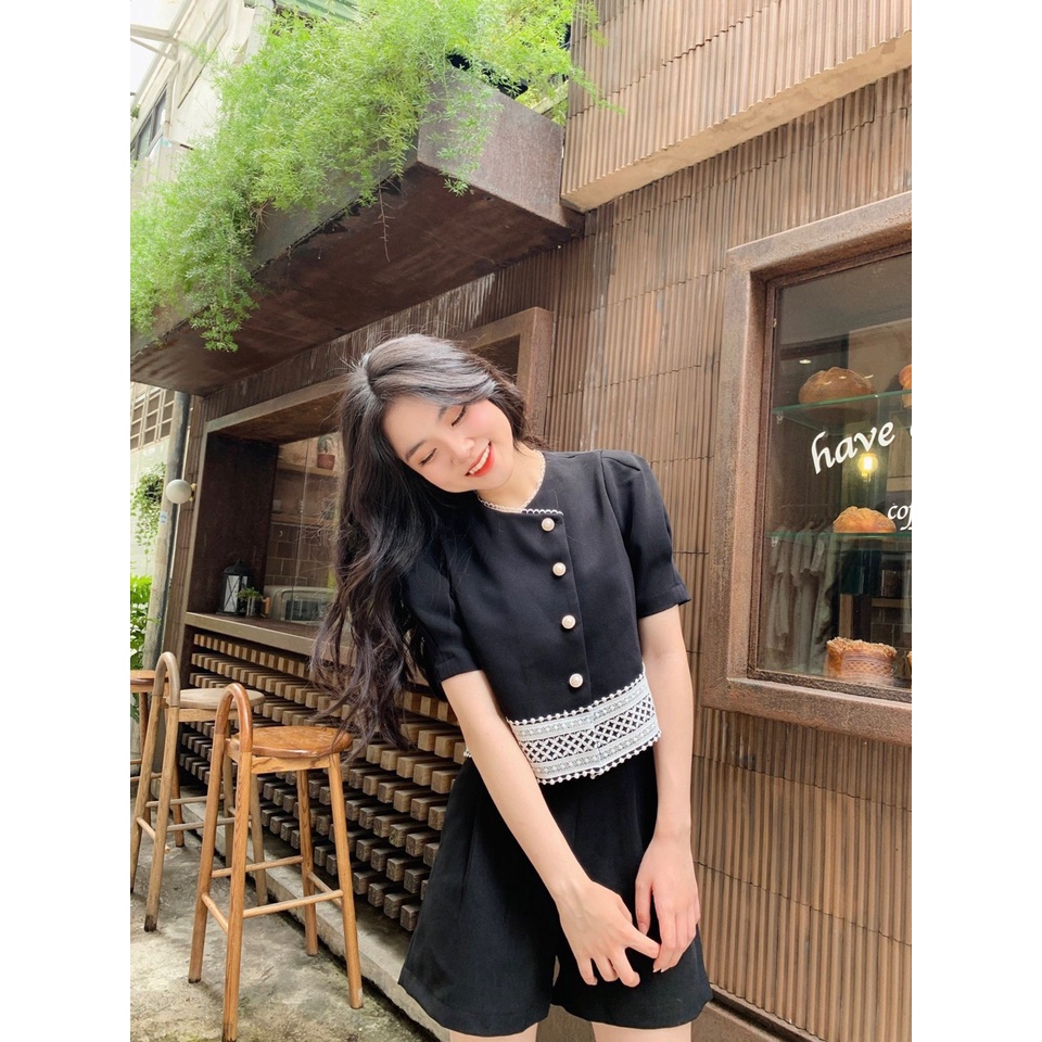 Bộ Sơ Mi Tiểu Thư Dáng Lỡ Phối Ren Trắng Cách Điệu Tay Bồng Rosara SS01