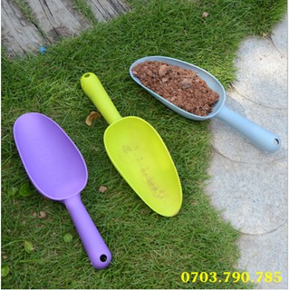 Xẻng nhựa dài 30cm xúc đất trồng cây