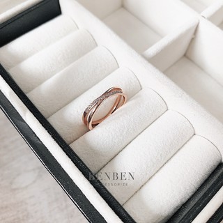 Nhẫn titan bắt chéo 1 đường đính hạt