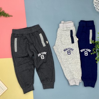 Quần nỉ da cá thu đông bo gấu, khóa túi in số 8 bé trai size 1-10T, cho bạn từ 11-32kg. Chất nỉ bông dày dặn, đanh tay