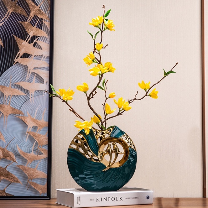 Tượng điêu khắc nghệ thuật bình hoa và đôi chim màu xanh đậm decor phòng khách