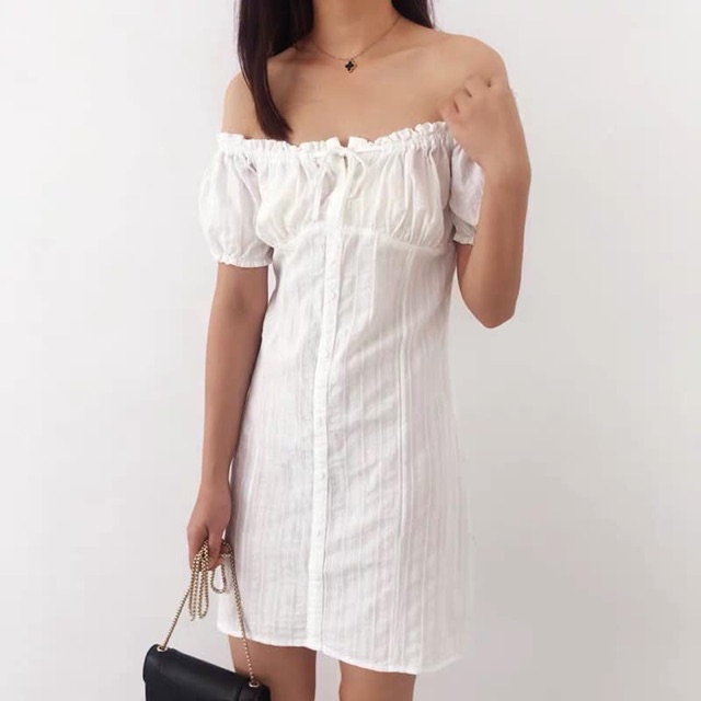 Đầm dáng suông màu trắng bẹt vai nơ ngực tay con