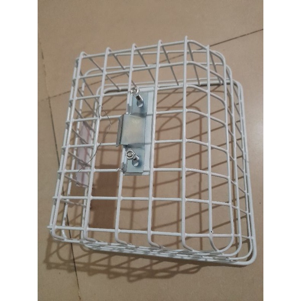 Rổ gắn cho xe Max màu trắng.