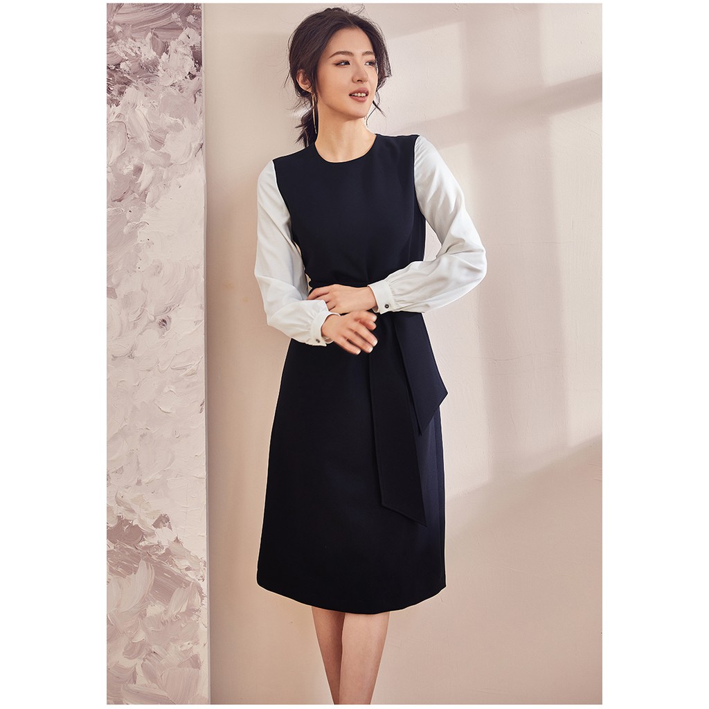 Đầm đen xòe phối tay trắng kèm đai 2022