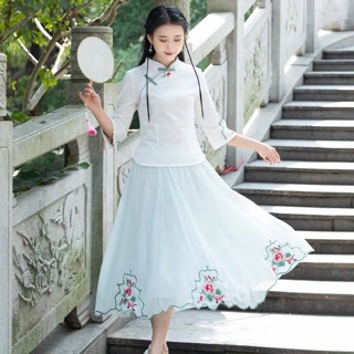 Sườn xám cách tân có bán lẻ riêng áo.