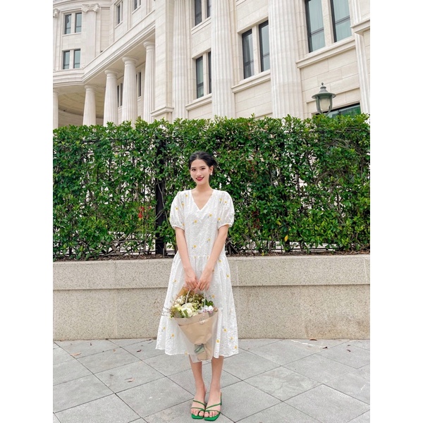 Đầm Ren Hoa Thêu Vải Boi Cổ Tim Dáng Suông Cực Kỳ Dễ Mặc
