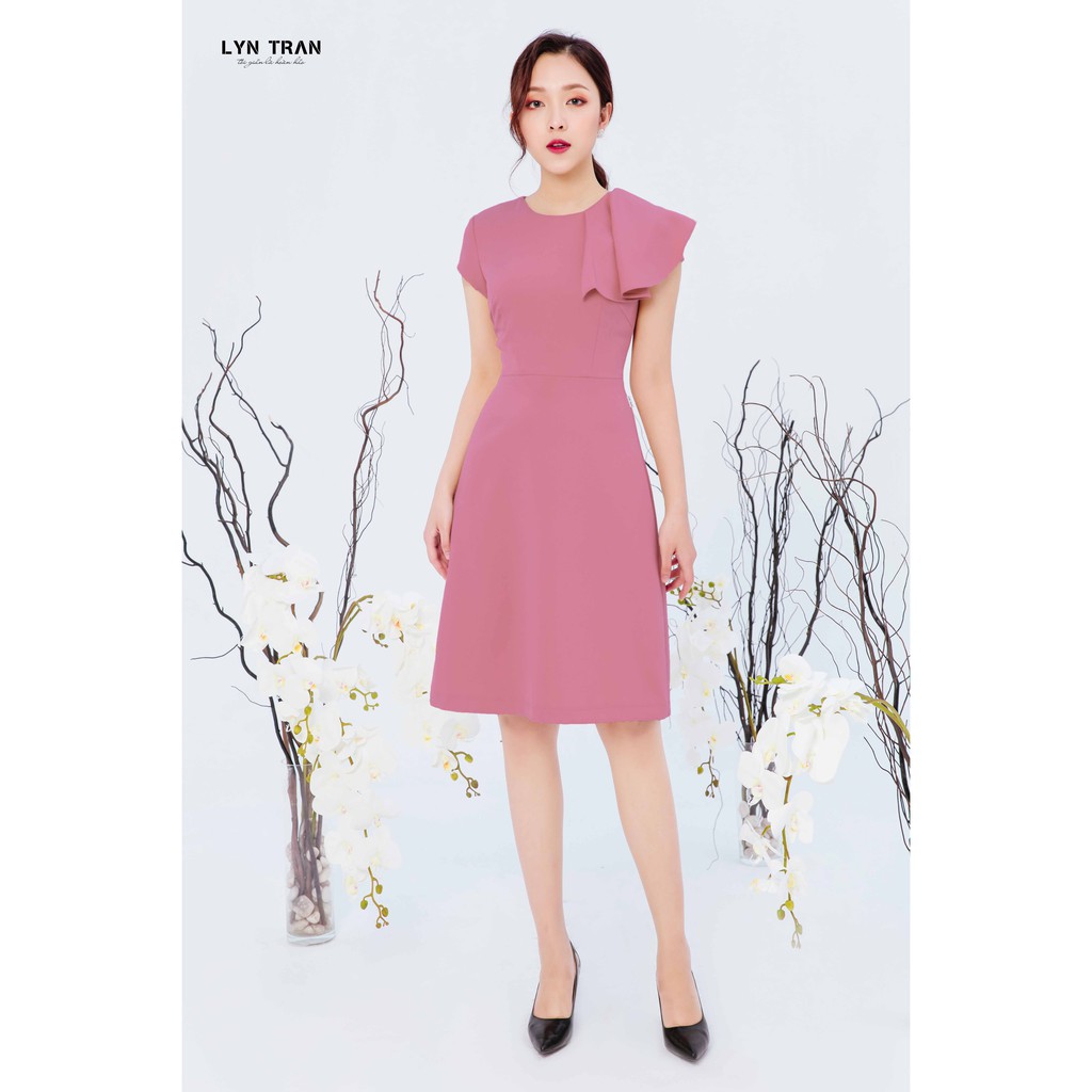 VÁY XÒE XẾP BÈO RỦ TRÊN VAI BẤT ĐỐI XỨNG | BigBuy360 - bigbuy360.vn