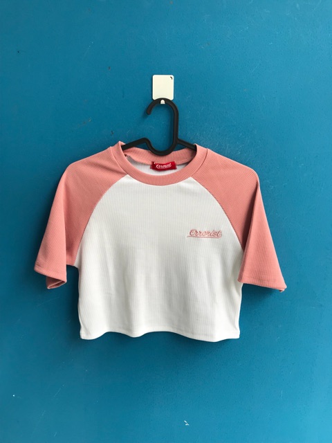 Áo Errorist raglan crop màu đen/hồng