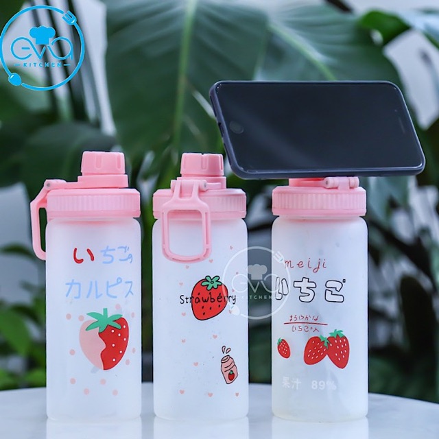 Bình Đựng Nước Thuỷ Tinh Mờ Nắp Bật Có Quai Cầm Dâu Tây Strawberry 500 Ml Tặng Kèm Ống Hút Tiện Lợi