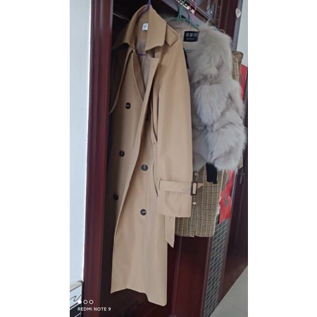 Áo khoác dáng dài khaki xẻ sau