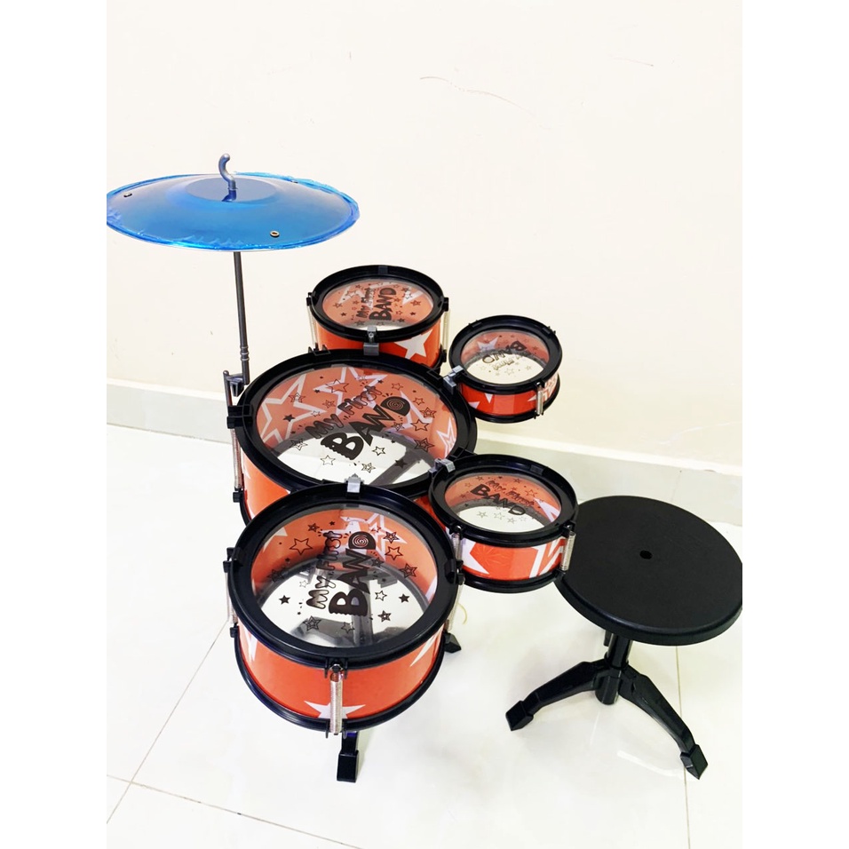 Bộ Trống Jazz Drum cho bé bao gồm: 1 ghế , 1 trống cái, 4 trống nhỏ, 1 cái chập chả và 2 dùi trống