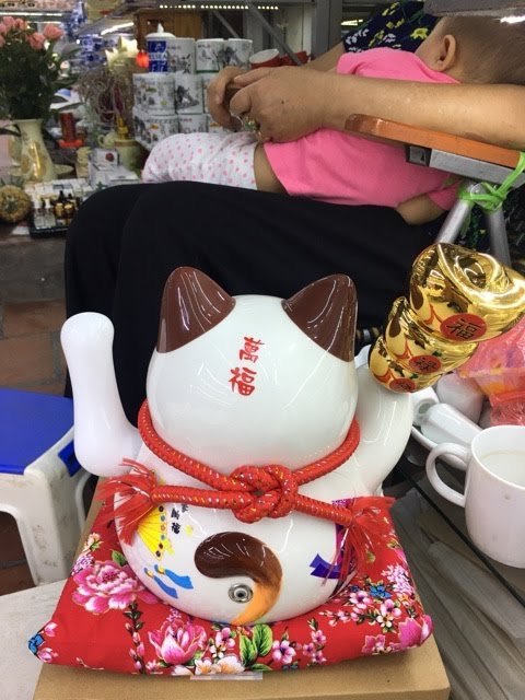 Mèo Thần Tài Cầm Xiên Đĩnh Vàng Cao 27 Cm kèm sạc và thảm | BigBuy360 - bigbuy360.vn