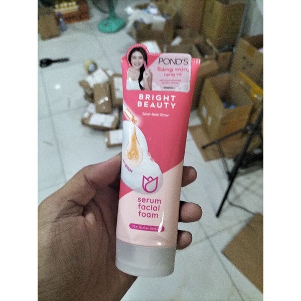 100g Sữa rửa mặt pond's sáng mịn rạng rỡ.