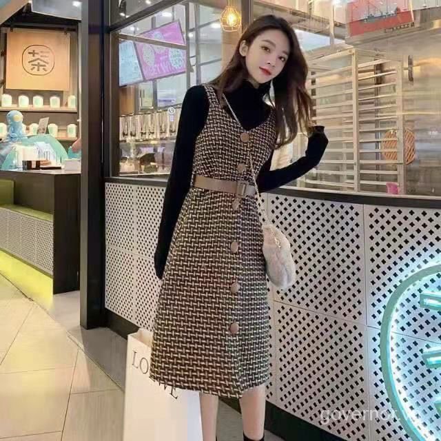 Set đầm hai dây và áo khoác len họa tiết sọc caro phong cách retro thời trang thu đông cho nữ 2022