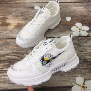 Giày trắng nữ bông cúc