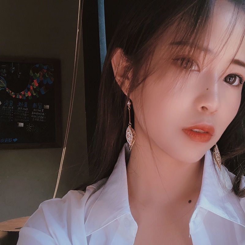 Bông tai thiết kế hình chiếc lá đính đá lấp lánh sang trọng