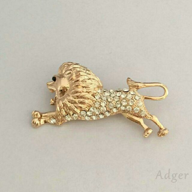 CÀI ÁO HÌNH SƯ TỬ VÀNG ĐÍNH ĐÁ