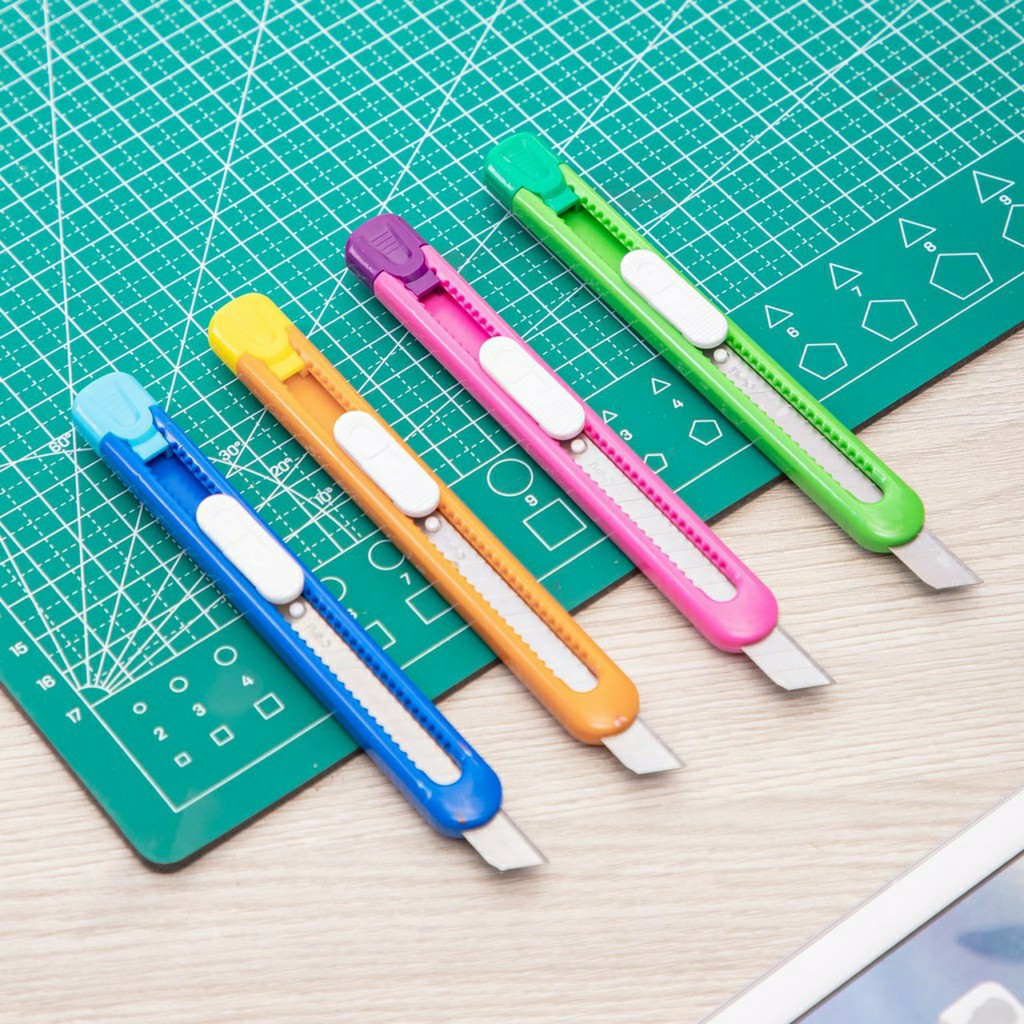 [Ship hoả tốc] Dao rọc giấy (mẫu mới) vỏ nhựa trong suốt nhiều màu neon Deli 2054 - ByLy Store