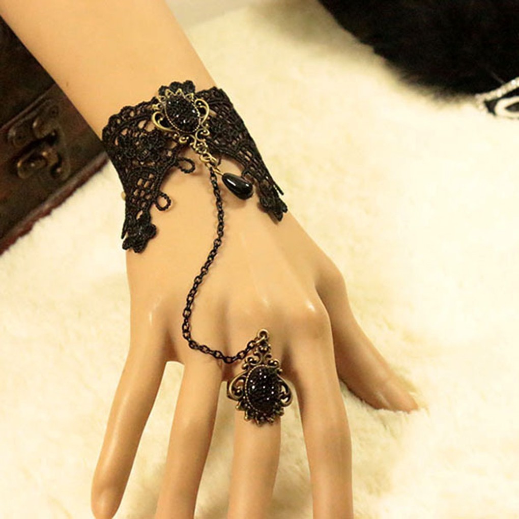 Vòng tay thiết kế ren màu đen kết hợp cùng nhẫn có đính đá phong cách quyến rũ | BigBuy360 - bigbuy360.vn