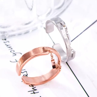 Nhẫn titan ko đEn cách điệu trái tim NT021