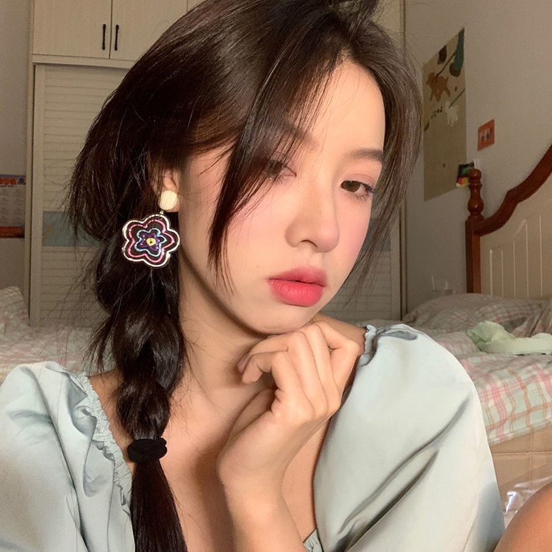 Bông tai hình hoa trong suốt màu sắc nổi bật