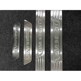 Ốp bậc cửa , nẹp bước chân ngoài xe ford everest 2018-2021 loại inox cao cấp
