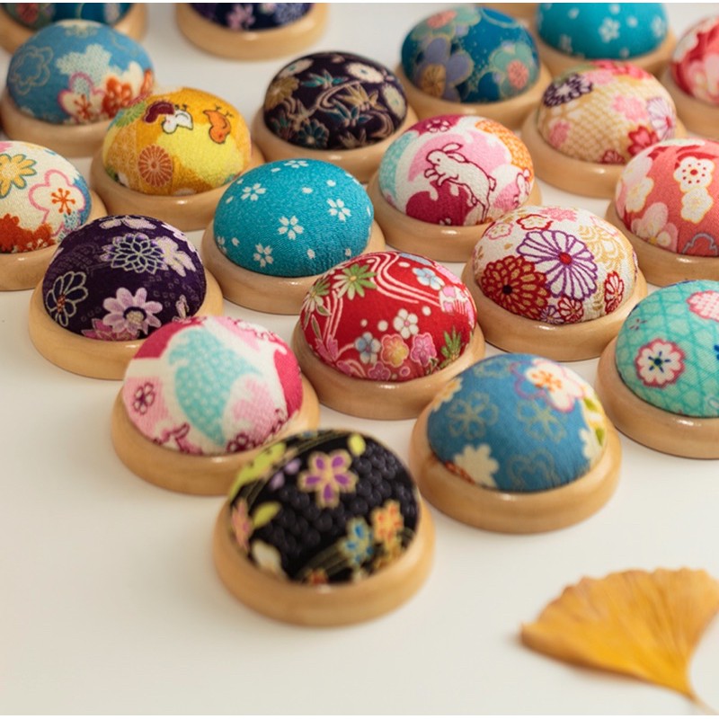 Bông cắm kim hoa nhí đế gỗ dụng cụ may vá thêu thùa tiện ích đồ dùng gia đình handmade thủ công Lenmade