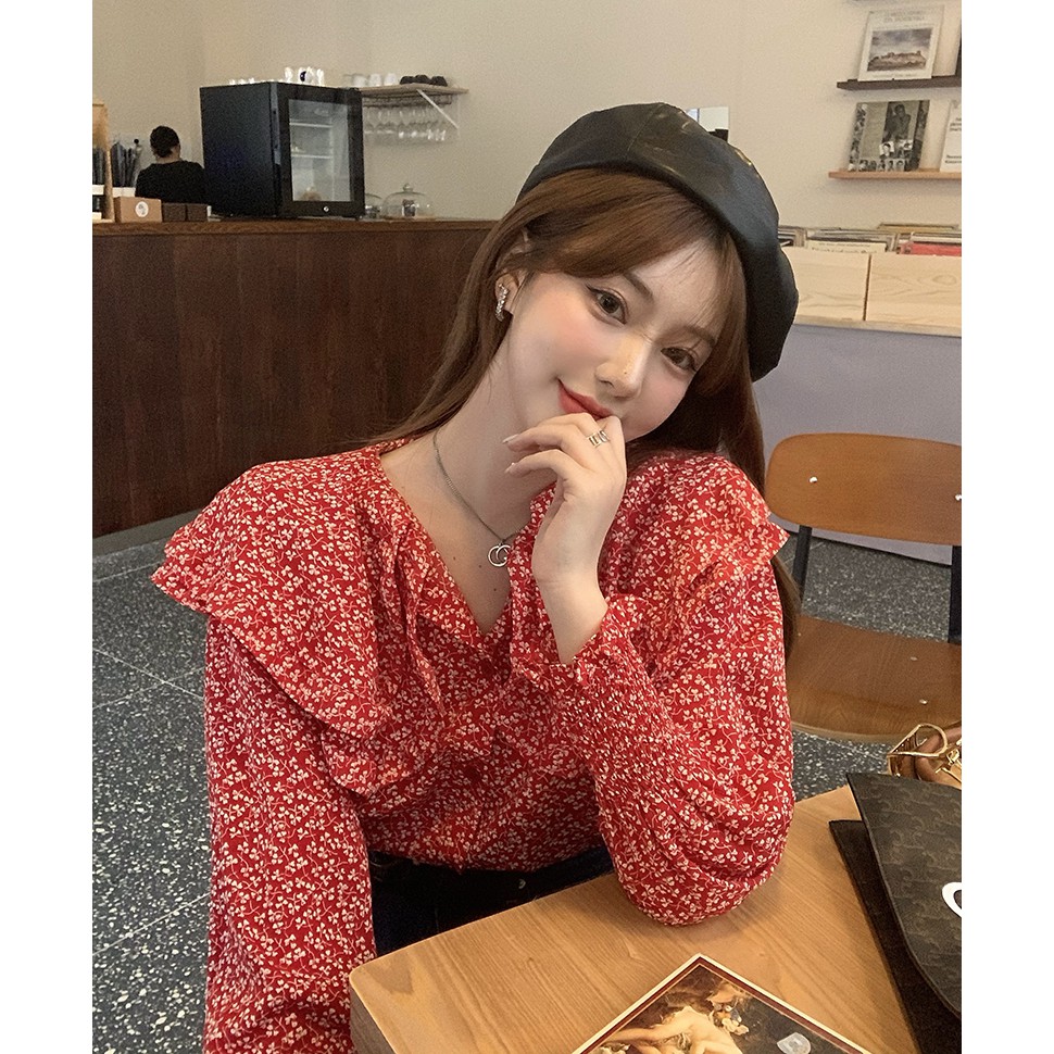 xa (ORDER) Áo sơ mi nữ hoa li ti màu đỏ cổ bẻ rộng cánh sen phối bèo vintage kiểu Pháp điệu đà (HÀNG_MỚI_VỀ) h .
