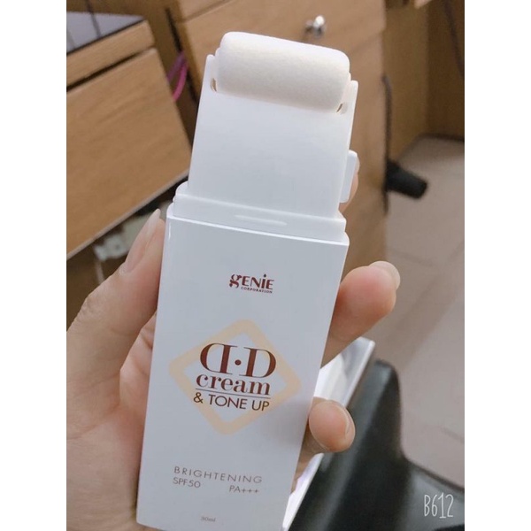 Kem Chống Nắng có dưỡng và che khuyết điểm tốt giúp da mịn màng căng bóng Genie DD Cream &amp; Tone Up Brightening SPF50 PA+