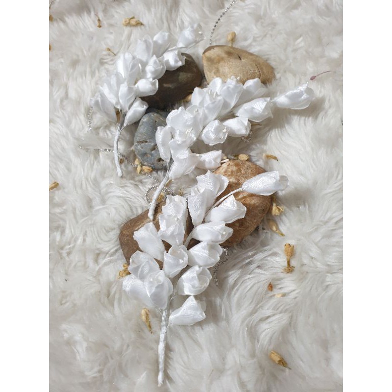 Hoa linh lan cài áo