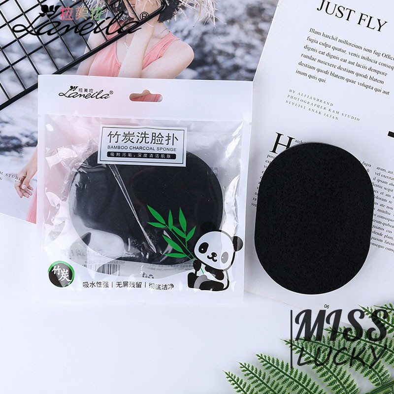 Miếng xốp bằng tinh chất than tre giúp vệ sinh bụi bẩn sâu tận gốc cho da mặt