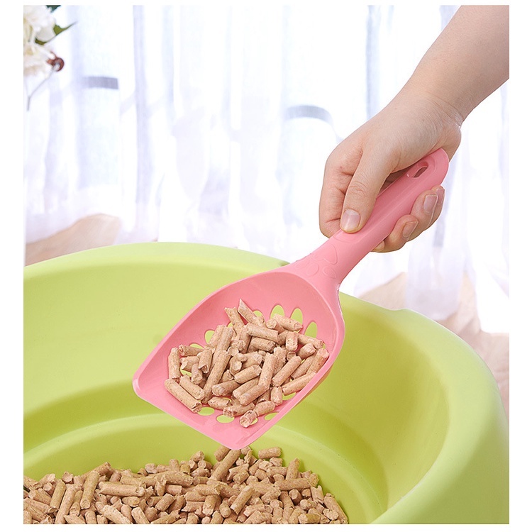 Xẻng xúc cát dọn vệ sinh cho mèo lỗ to vô cùng tiện lợi