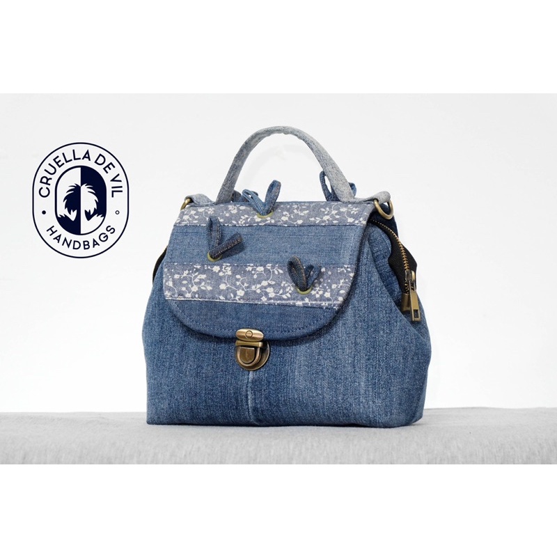Túi đeo chéo doctor tái chế từ jeans cũ