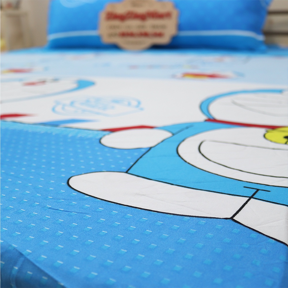 Ga trải giường cotton poly kèm 2 vỏ gối đầu 45x65cm Mẫu Doreamon - Zingzingmart