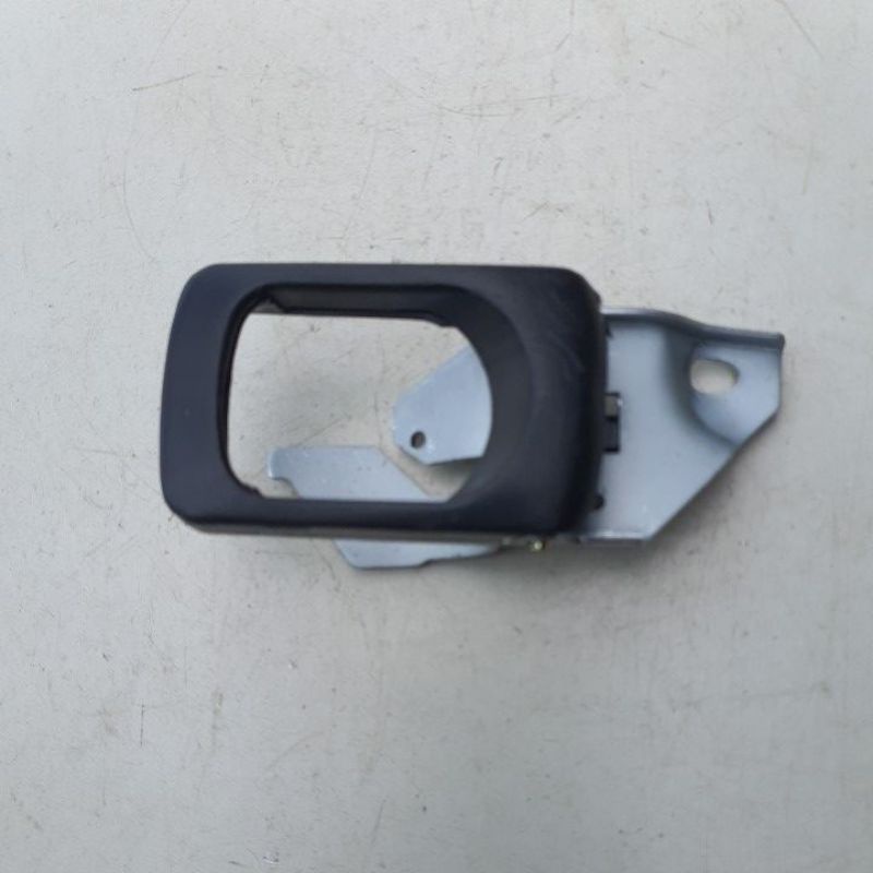 Tay mở cửa trong xe ô tô tải huyn đai 1,25 tấn đời 97