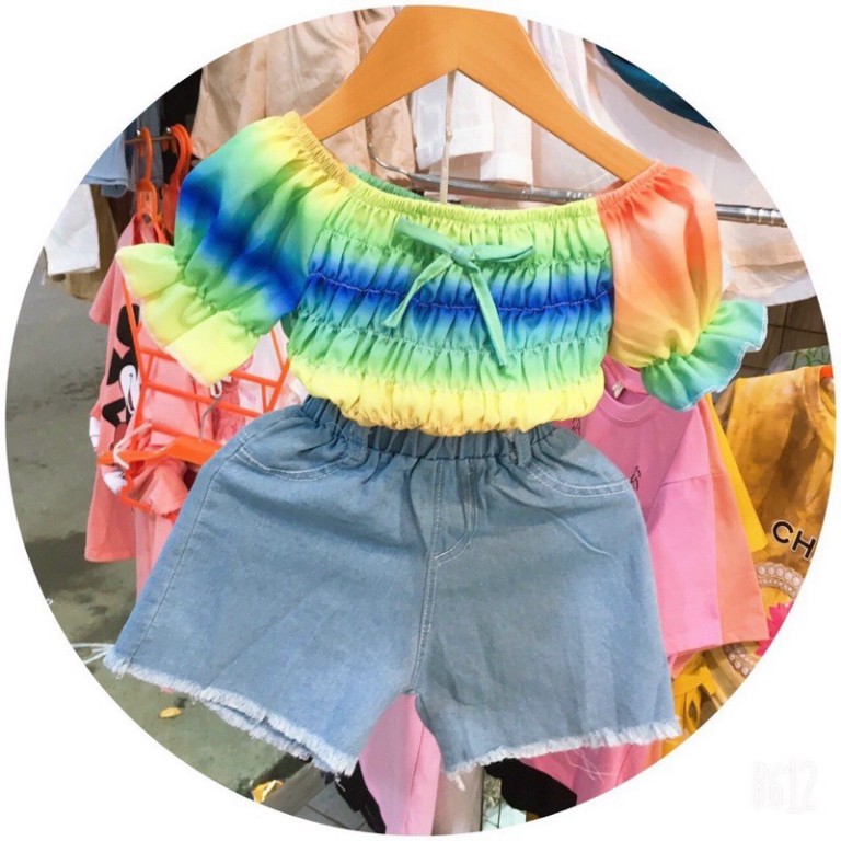 Set áo cầu vồng nhún + quần sooc jean.