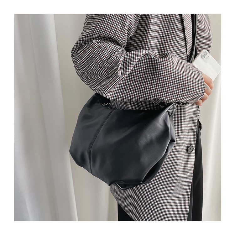 Túi đeo chéo nam nữ unisex hình bầu họa tiết trơn, da xịn mềm thời trang phong cách Hàn Quốc #4