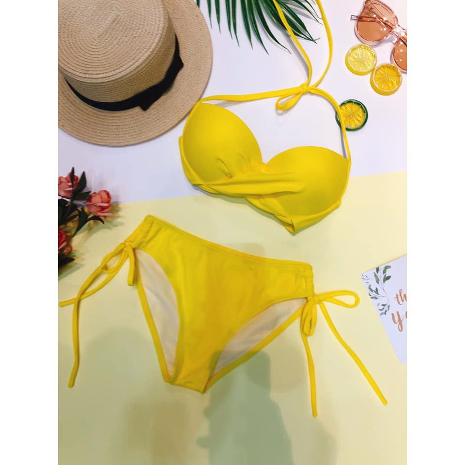 Bikini hai mảnh vàng quần cạp thấp mặc đi biển đẹp