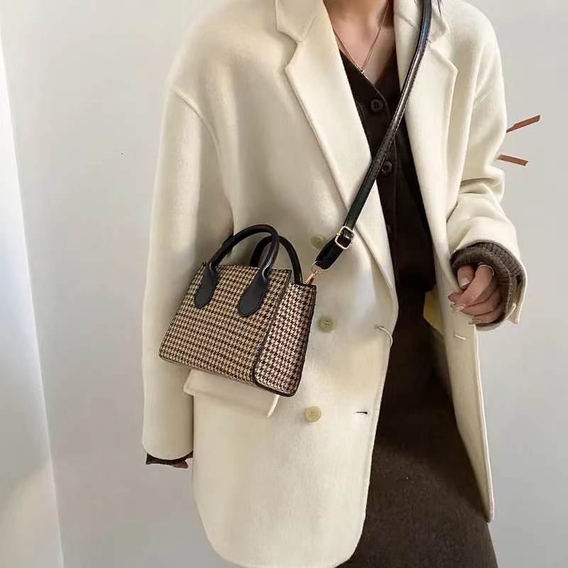 Túi đeo vai hình vuông nhỏ họa tiết răng cưa phong cách cổ điển thời trang Hàn Quốc thu đông 2023