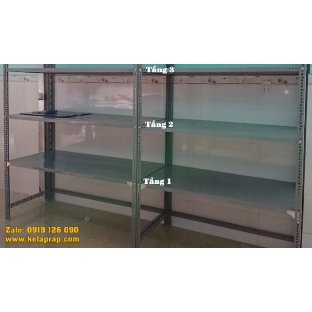 Kệ V lỗ - mã số: V40.09 . Gồm 3 tầng mâm màu xám. Đầy đủ ốc - ke - đế lót - thép V3x3 dày 1.5ly