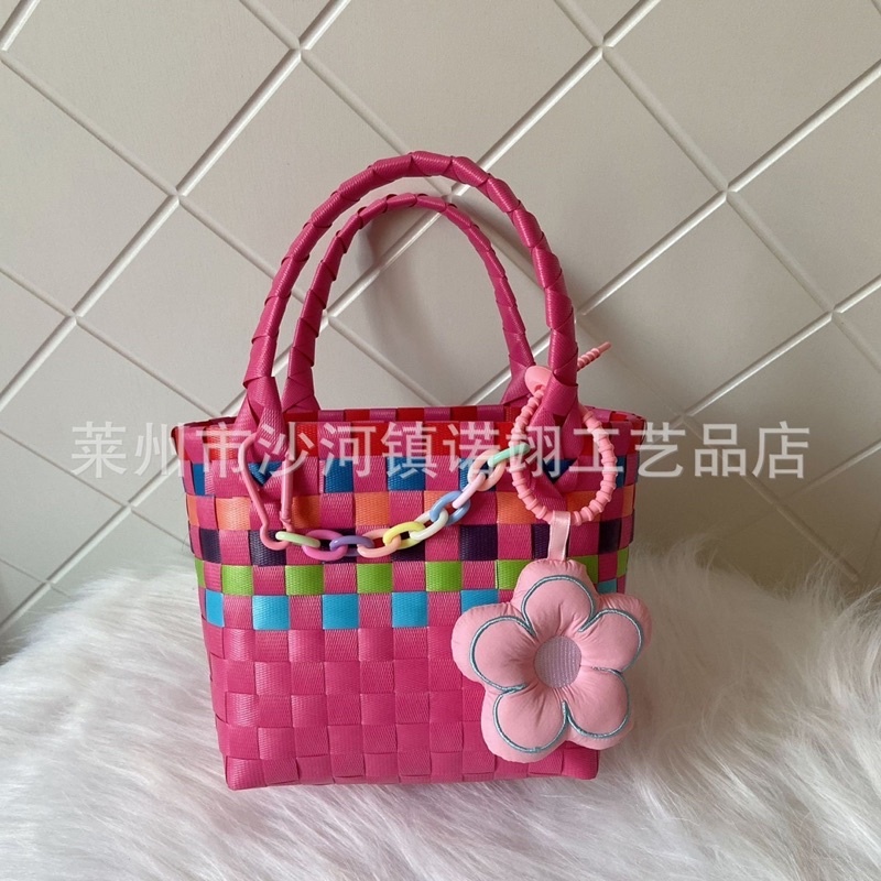 Có sẵn .Túi đan nhựa kèm móc khóa hoa size 16 Kimy store, có 6 màu.