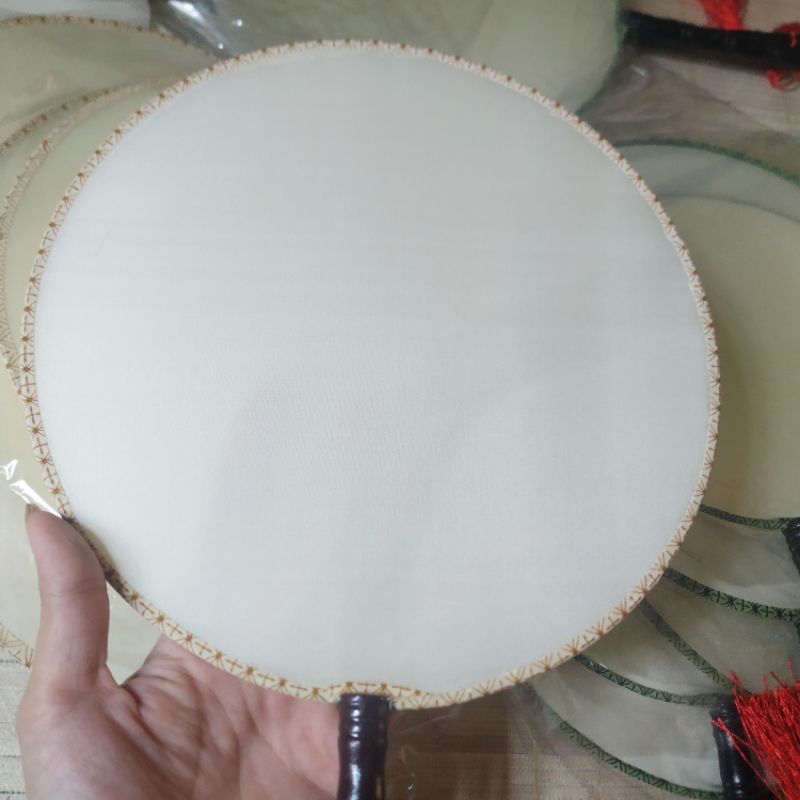 Quạt tròn trơn cổ trang cầm tay có thể dùng để vẽ đính và thêu thêm hoạ tiết