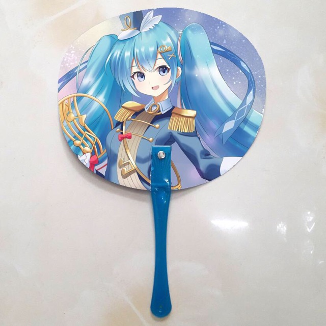 Quạt miku in 2 mặt ảnh khác nhau màu cán ngẫu nhiên