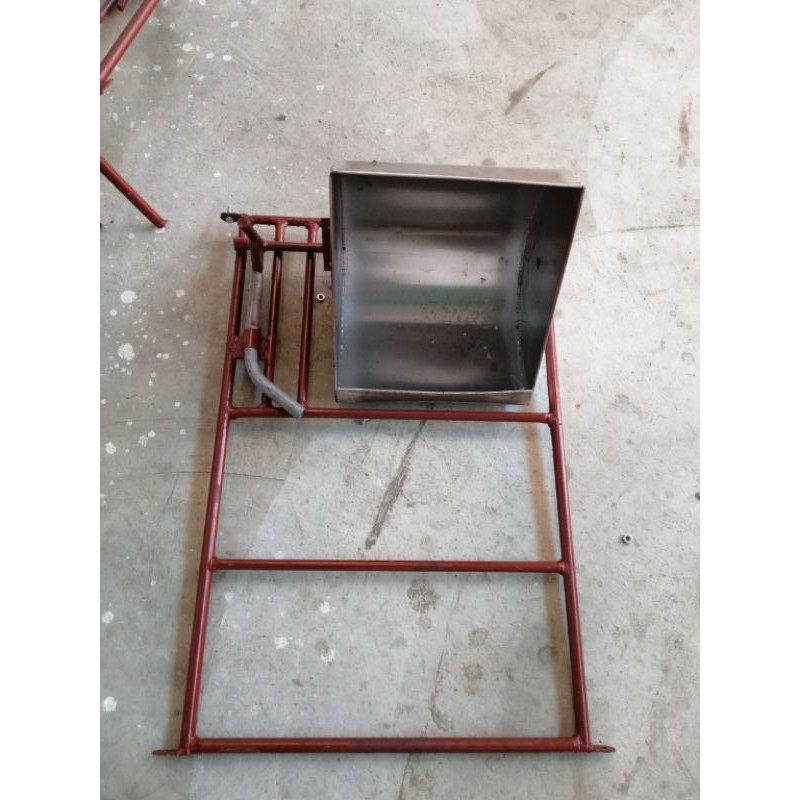 Máng lợn nái dạng lật  tai vuông inox