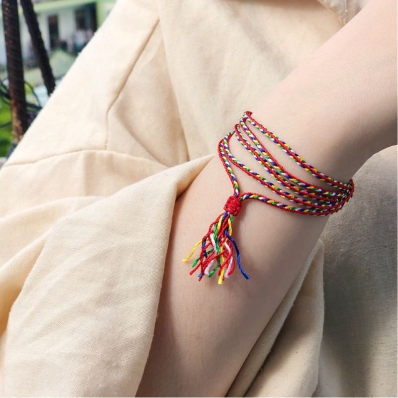 Vòng tay chỉ ngũ sắc Tây Tạng quấn 5 vòng.