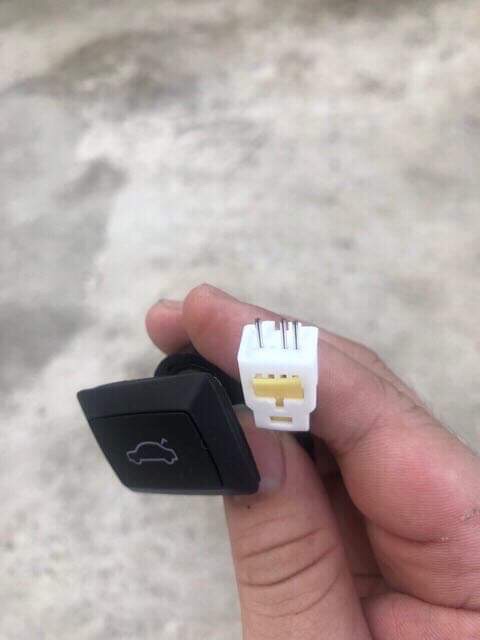 Nút mở cốp sau Mazda 3